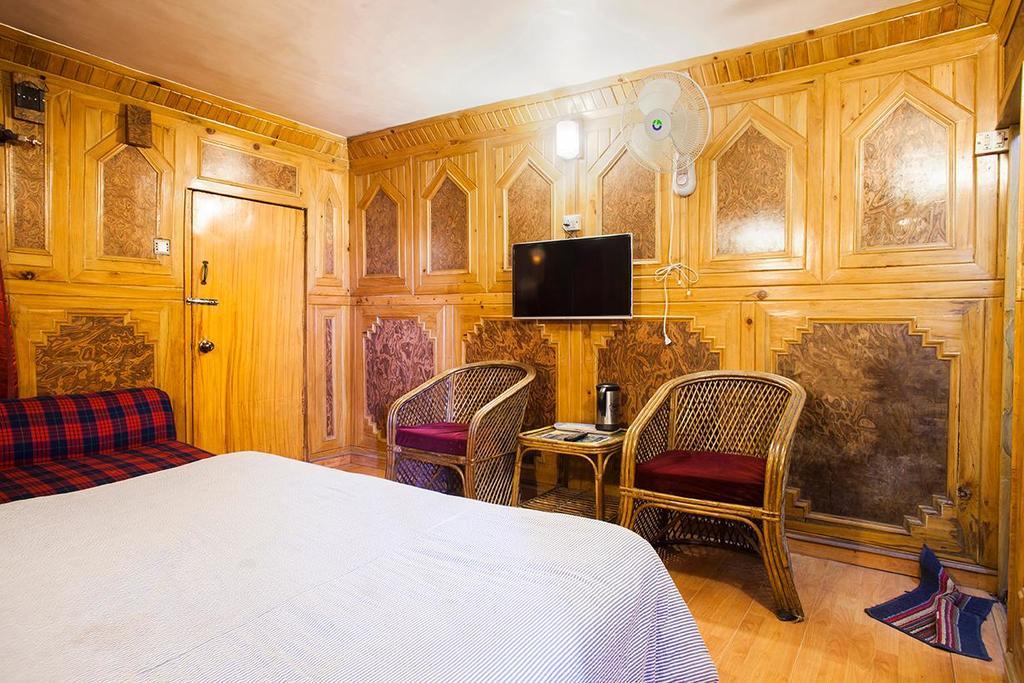 Hotel New Bharat Bhimtal Bagian luar foto